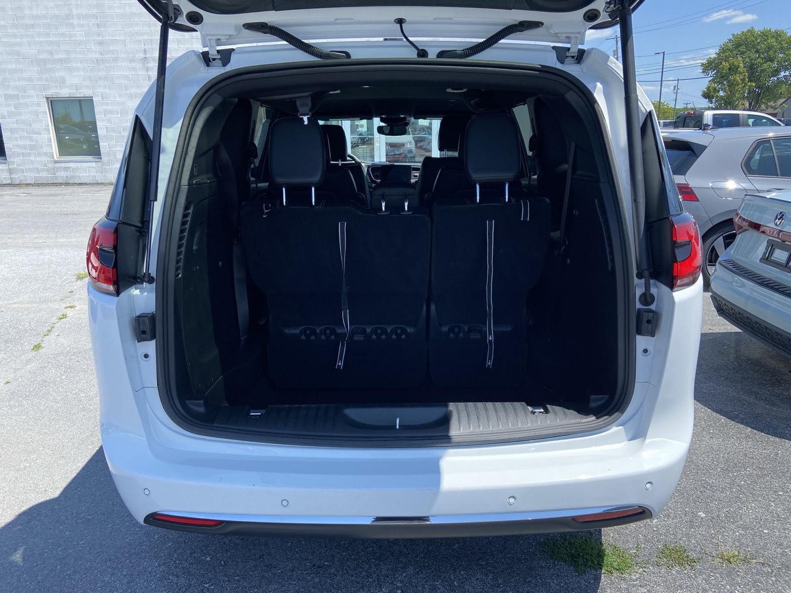 2025 Chrysler Pacifica Select