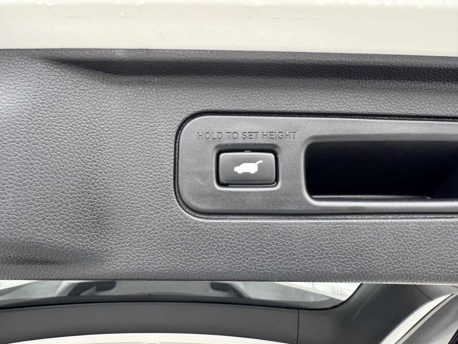 2023 Honda Pilot EX-L w/Rear Captain's Chairs