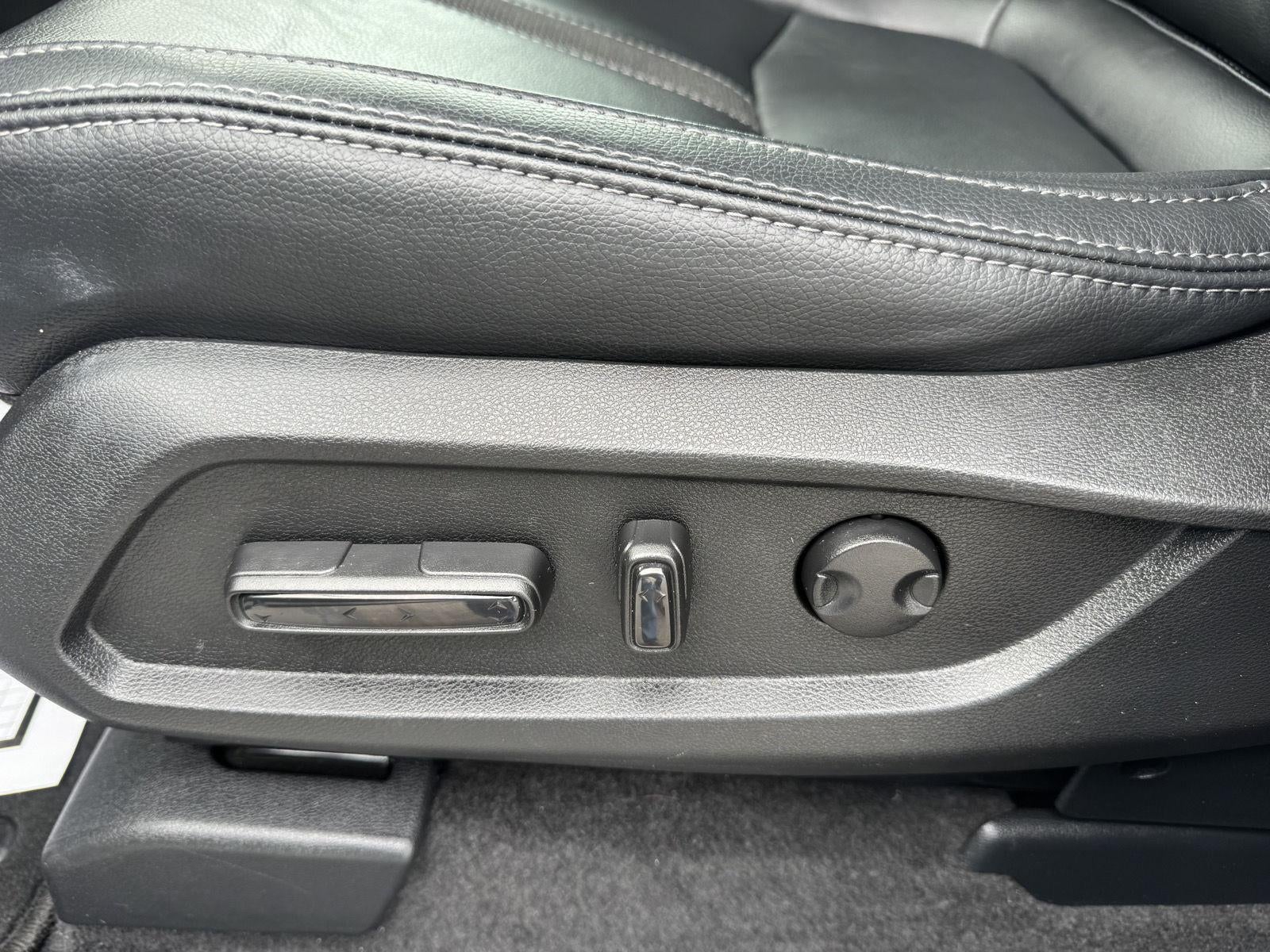 2023 Honda Pilot EX-L w/Rear Captain's Chairs