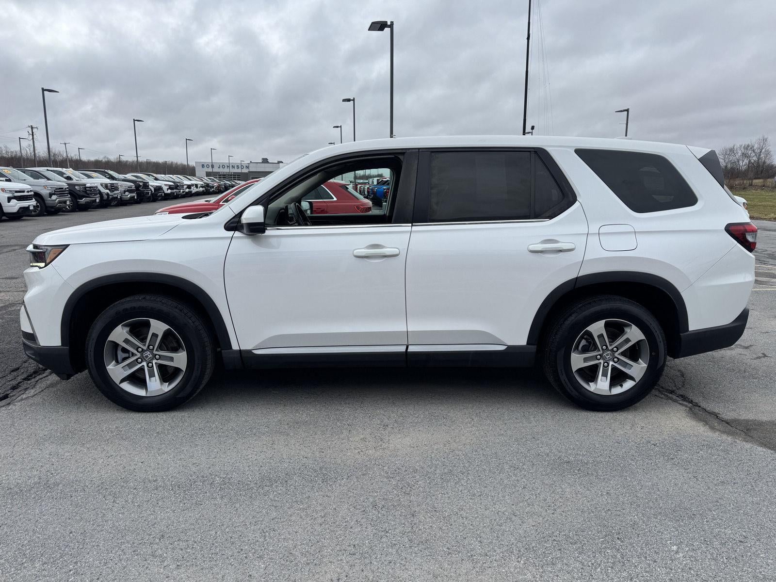 2023 Honda Pilot EX-L w/Rear Captain's Chairs