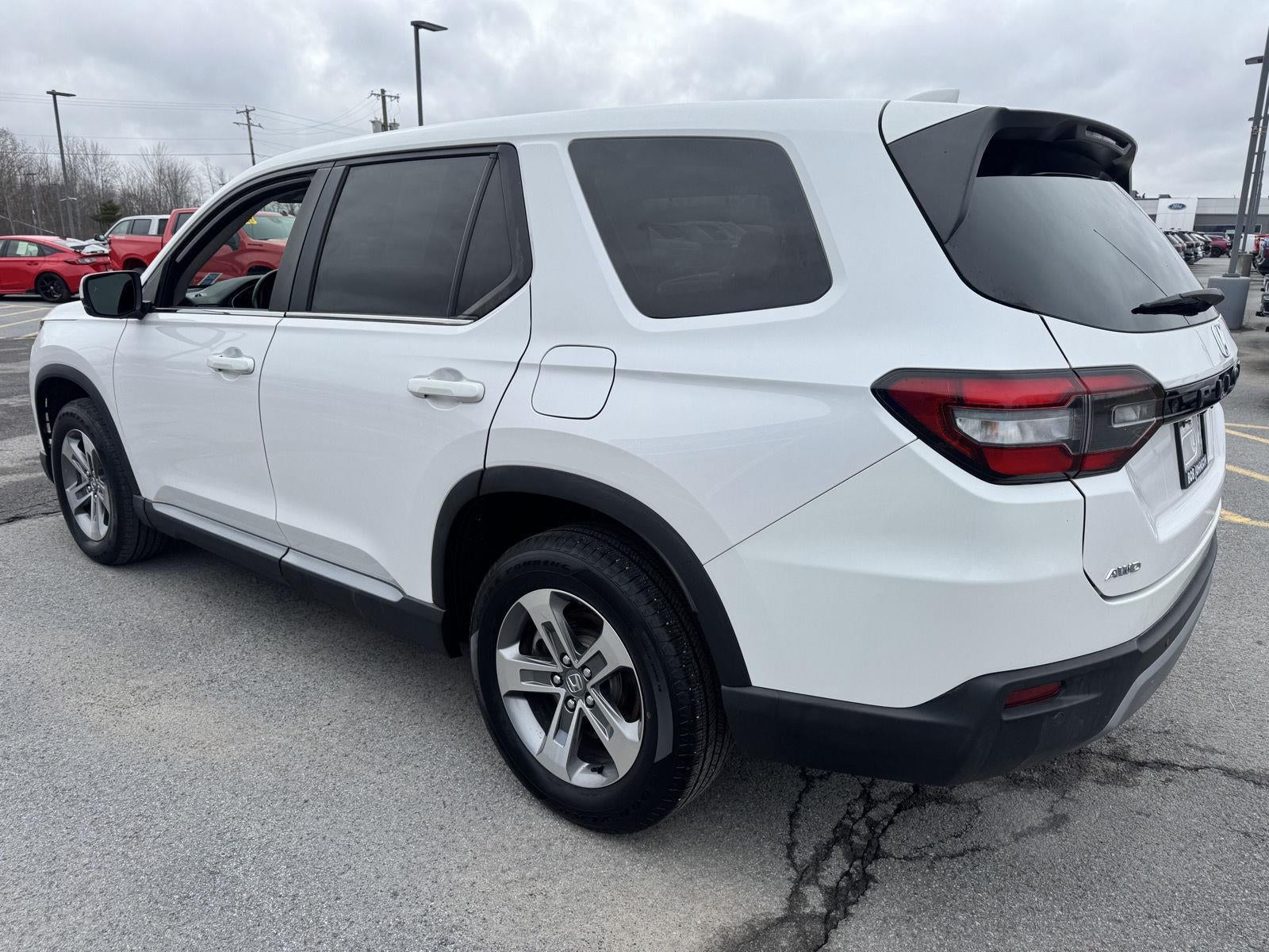 2023 Honda Pilot EX-L w/Rear Captain's Chairs
