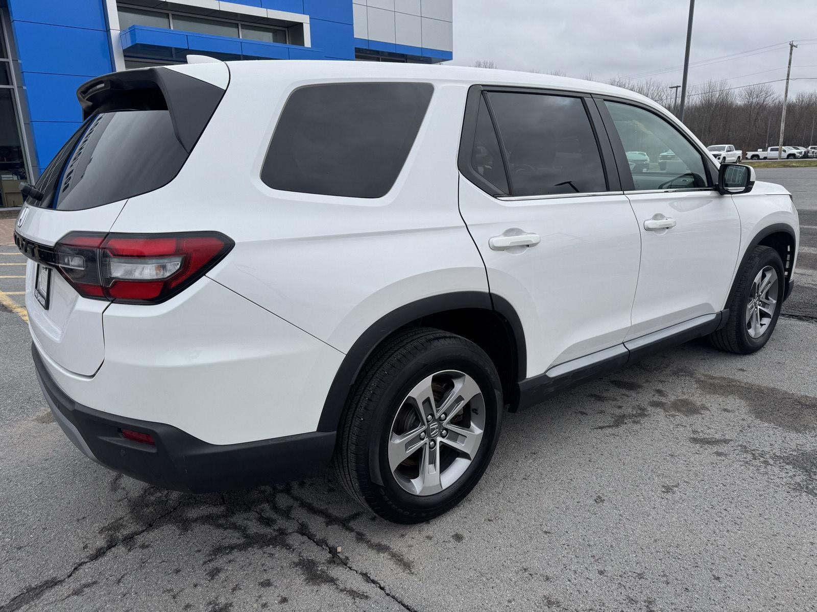 2023 Honda Pilot EX-L w/Rear Captain's Chairs
