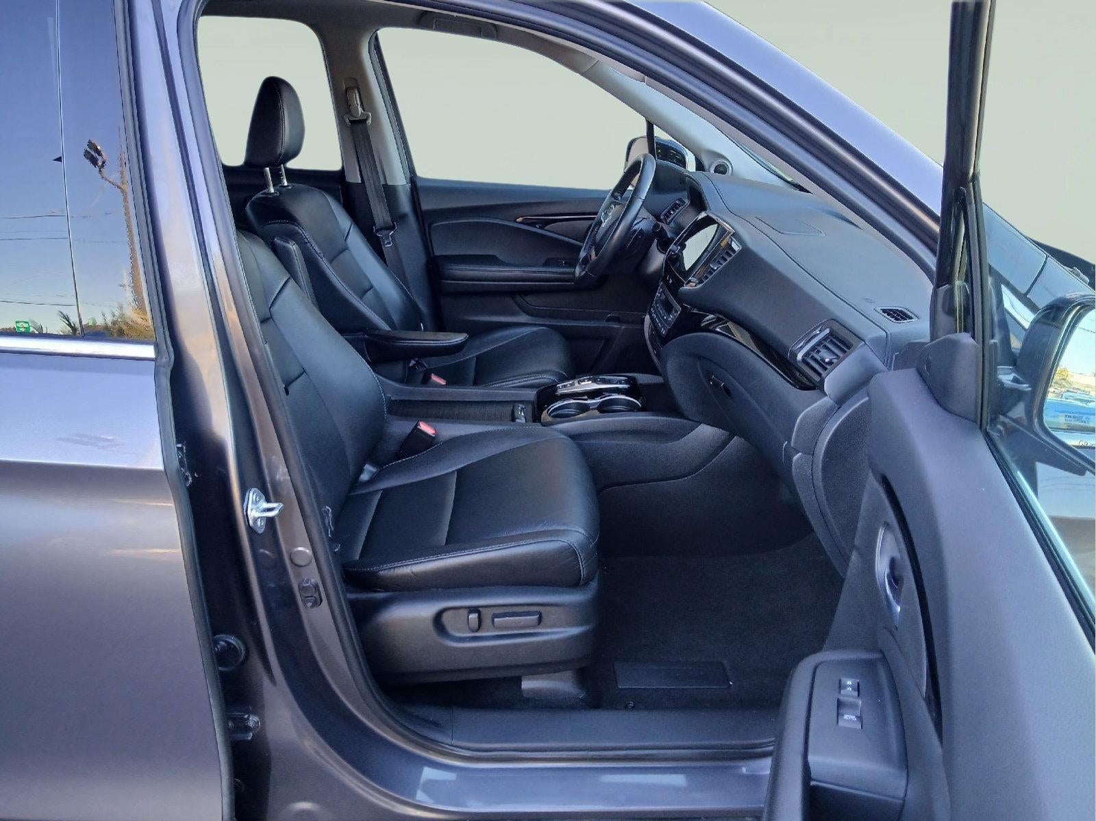 2022 Honda Pilot Touring w/Rear Captain's Chairs
