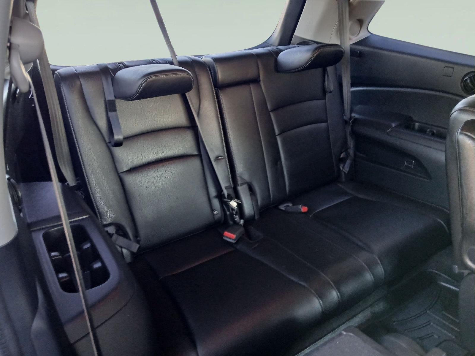 2022 Honda Pilot Touring w/Rear Captain's Chairs