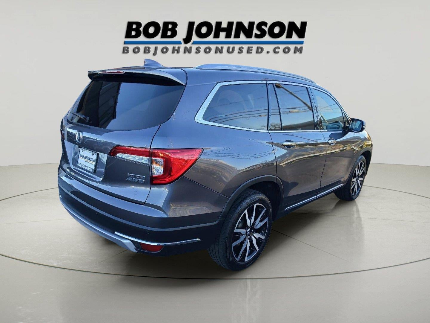 2022 Honda Pilot Touring w/Rear Captain's Chairs