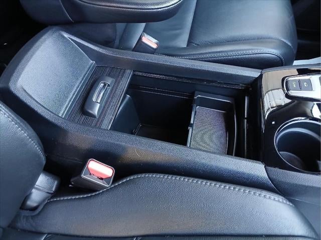 2022 Honda Pilot Touring w/Rear Captain's Chairs