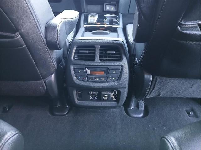 2022 Honda Pilot Touring w/Rear Captain's Chairs