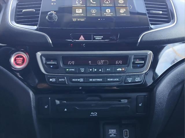 2022 Honda Pilot Touring w/Rear Captain's Chairs