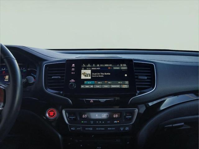 2022 Honda Pilot Touring w/Rear Captain's Chairs