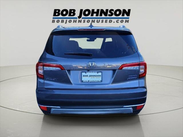 2022 Honda Pilot Touring w/Rear Captain's Chairs