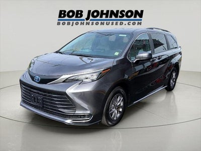 2025 Toyota Sienna LE 8-Passenger