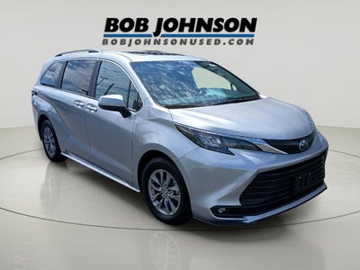 2025 Toyota Sienna XLE FWD 8-PASSENGER