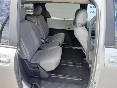 2025 Toyota Sienna XLE FWD 8-PASSENGER