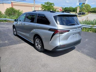 2025 Toyota Sienna XLE FWD 8-PASSENGER