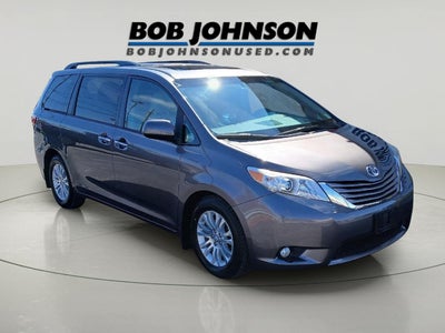 2017 Toyota SIENNA XLE 3.5L XLE 8-Passenger