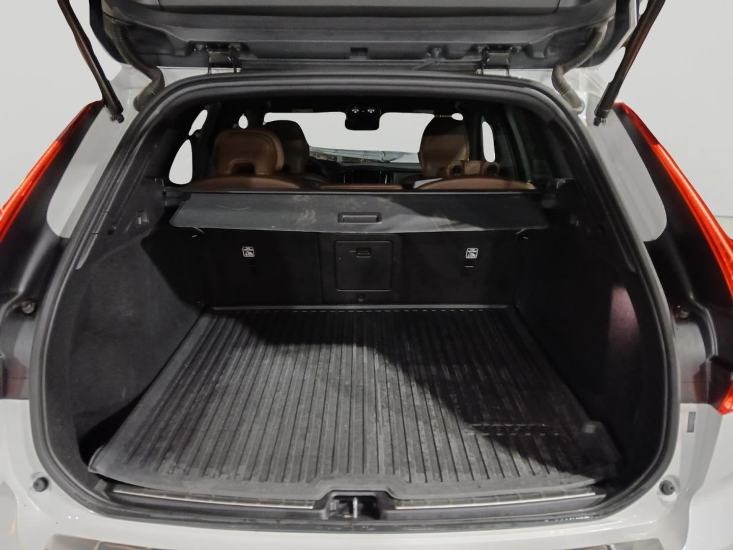 2023 Volvo XC60 Plus Dark Theme