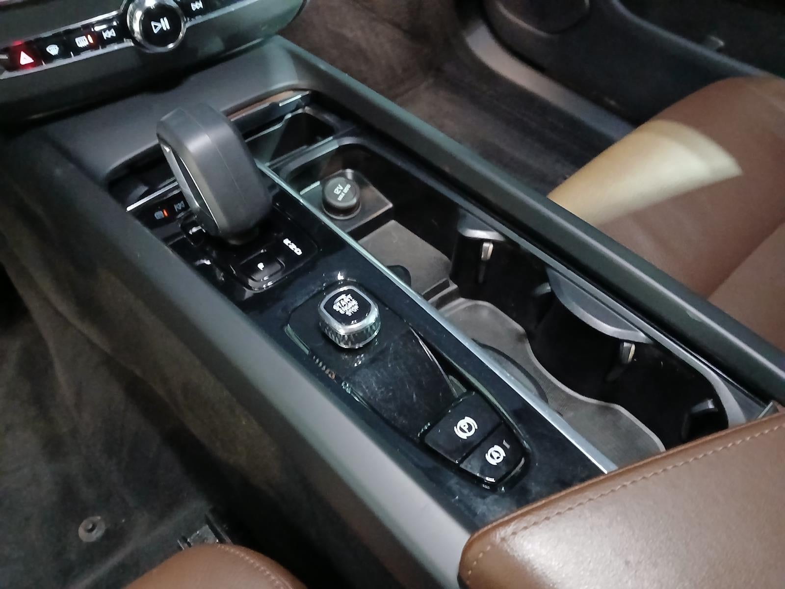 2023 Volvo XC60 Plus Dark Theme