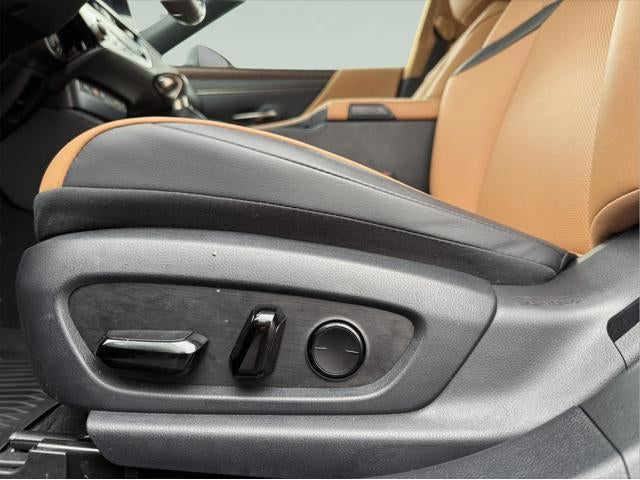2023 Lexus ES 250 Base