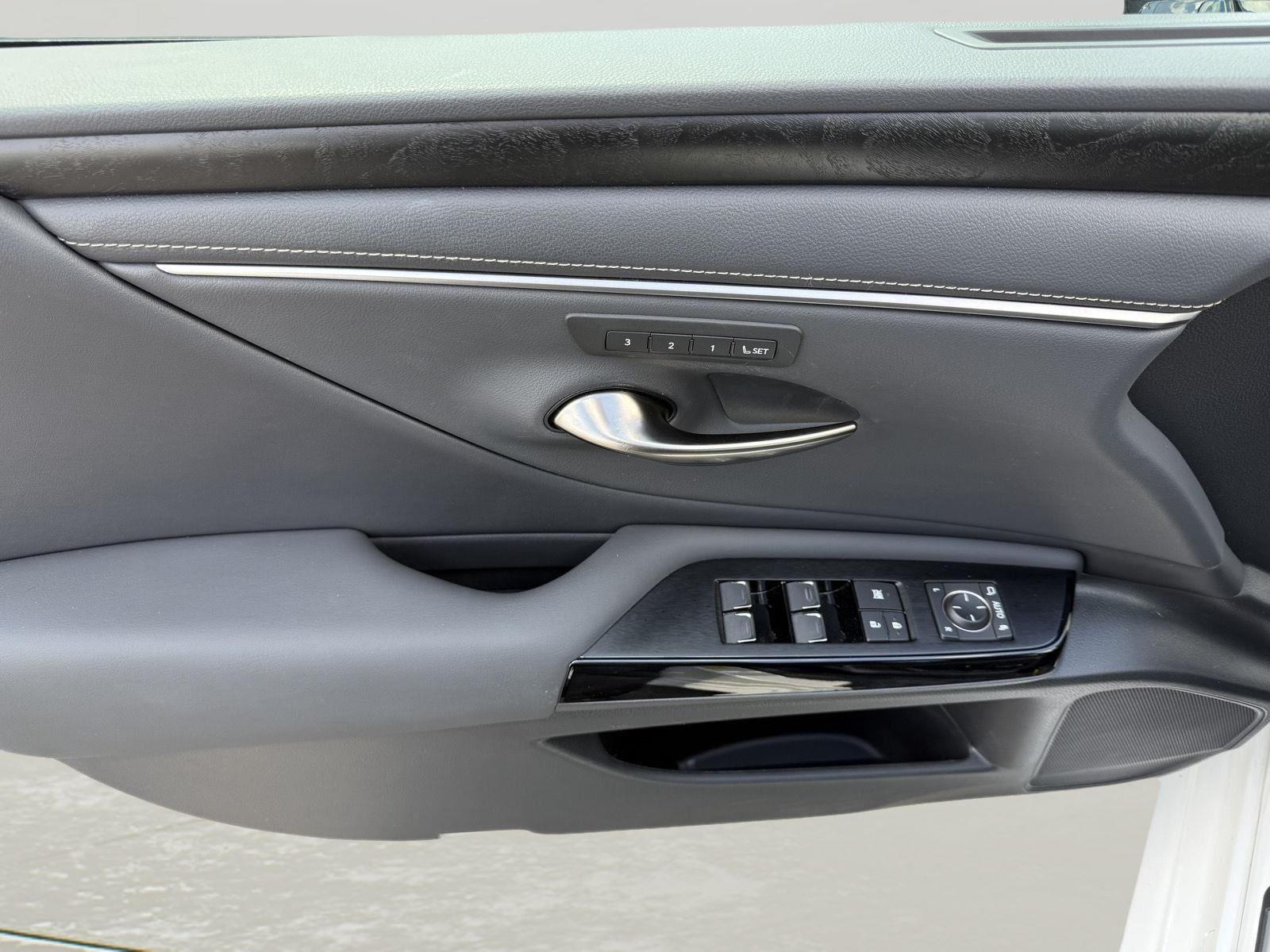 2024 Lexus ES 300h 