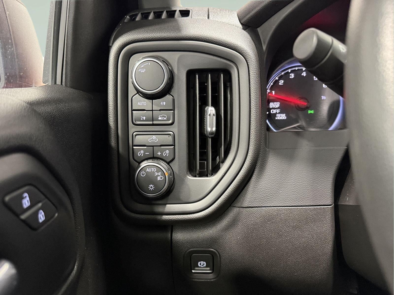 2021 Chevrolet Silverado 1500 4WD Double Cab Standard Bed Custom