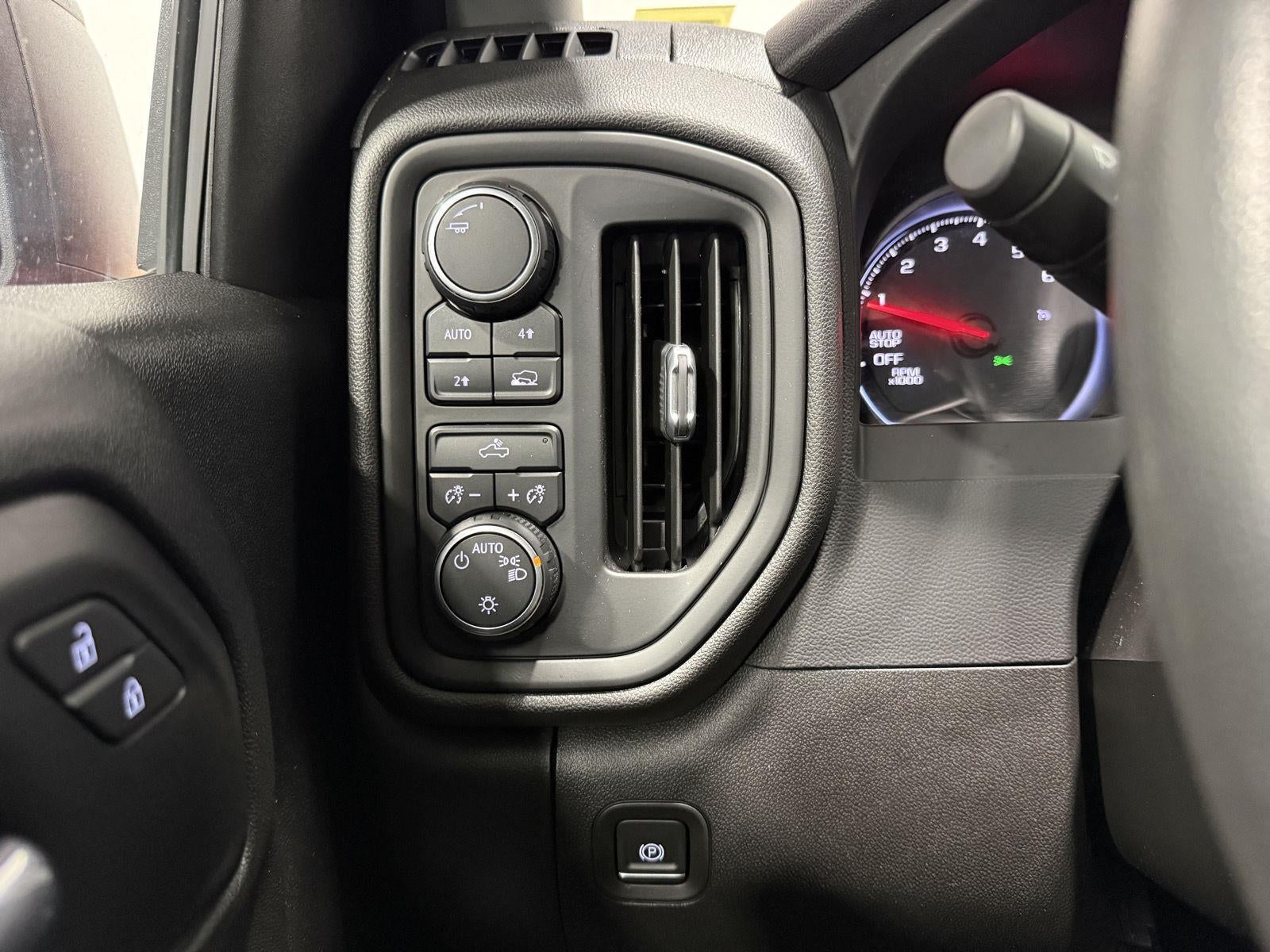 2021 Chevrolet Silverado 1500 4WD Double Cab Standard Bed Custom