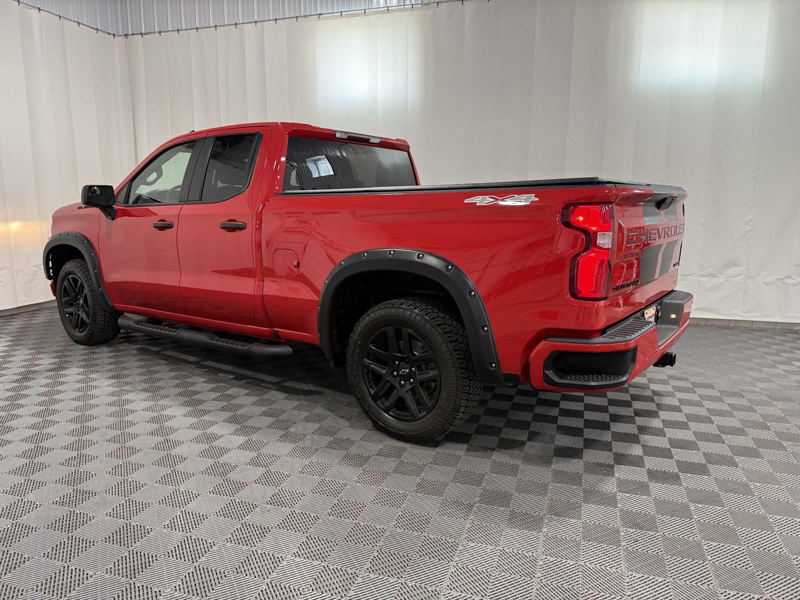 2021 Chevrolet Silverado 1500 4WD Double Cab Standard Bed Custom
