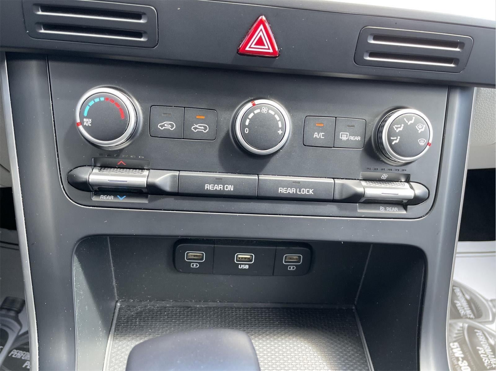 2024 Kia Carnival LX